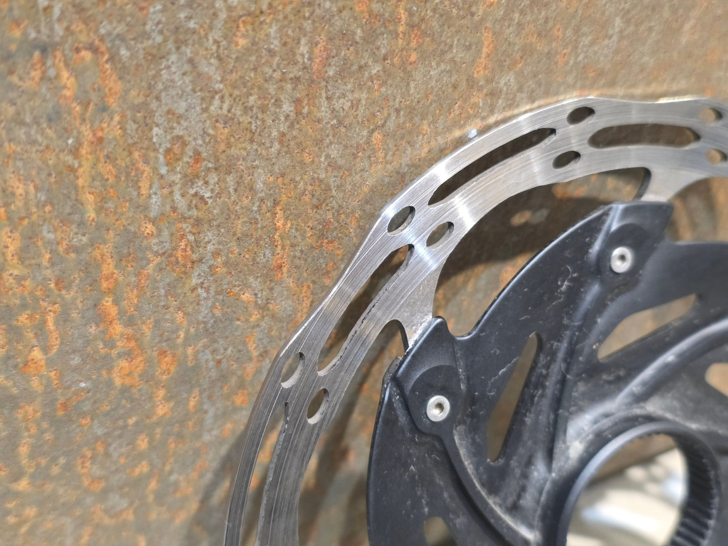 Bremsscheibe von Sram, BREMSSCHEIBE SRAM CENTERLINE XR ROUNDED CENTERLOCK / 160MM vor USEDBIKES - OB.DE Hintergrund