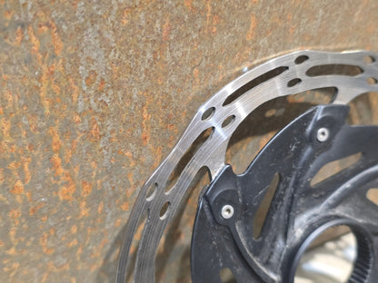 Bremsscheibe von Sram, BREMSSCHEIBE SRAM CENTERLINE XR ROUNDED CENTERLOCK / 160MM vor USEDBIKES - OB.DE Hintergrund