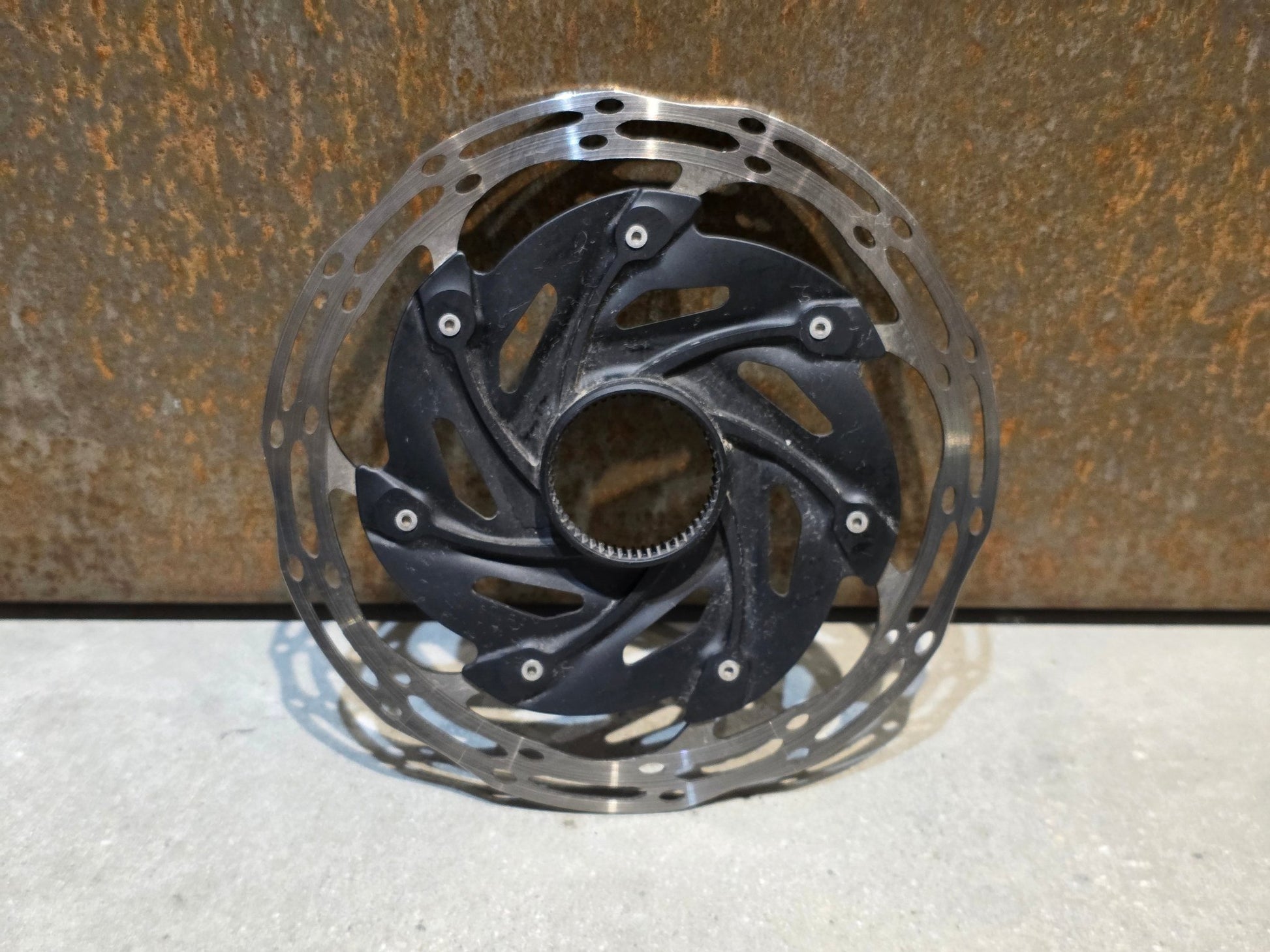 Bremsscheibe von Sram, BREMSSCHEIBE SRAM CENTERLINE XR ROUNDED CENTERLOCK / 160MM vor USEDBIKES - OB.DE Hintergrund