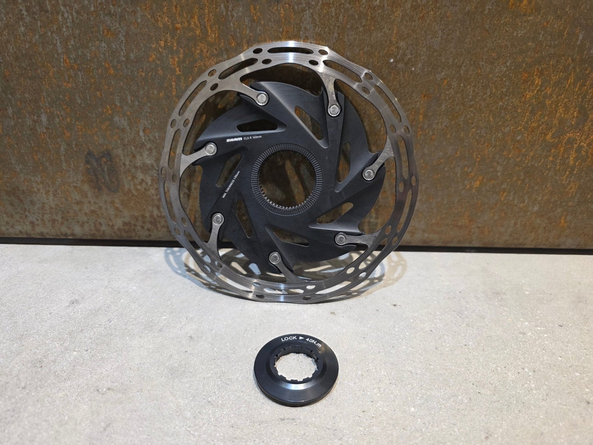 Bremsscheibe von Sram, BREMSSCHEIBE SRAM CENTERLINE XR ROUNDED CENTERLOCK / 160MM vor USEDBIKES - OB.DE Hintergrund