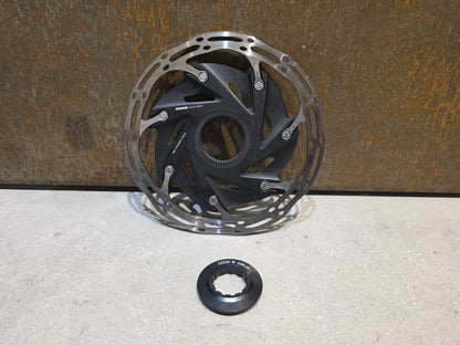 Bremsscheibe von Sram, BREMSSCHEIBE SRAM CENTERLINE XR ROUNDED CENTERLOCK / 160MM vor USEDBIKES - OB.DE Hintergrund