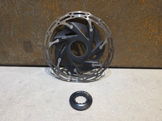 Bremsscheibe von Sram, BREMSSCHEIBE SRAM CENTERLINE XR ROUNDED CENTERLOCK / 160MM vor USEDBIKES - OB.DE Hintergrund