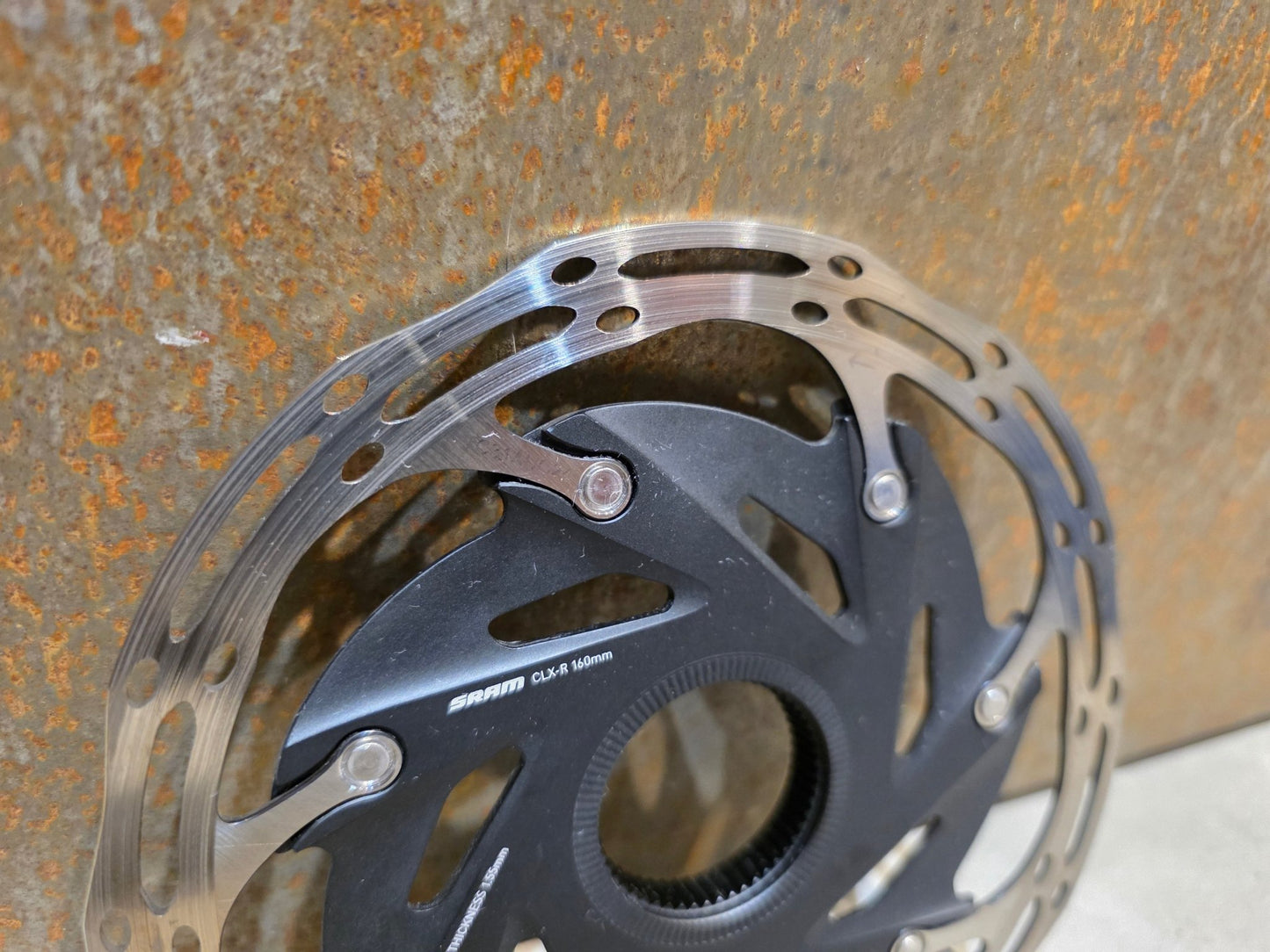 Bremsscheibe von Sram, BREMSSCHEIBE SRAM CENTERLINE XR ROUNDED CENTERLOCK / 160MM in variant_title vor USEDBIKES - OB.DE Hintergrund