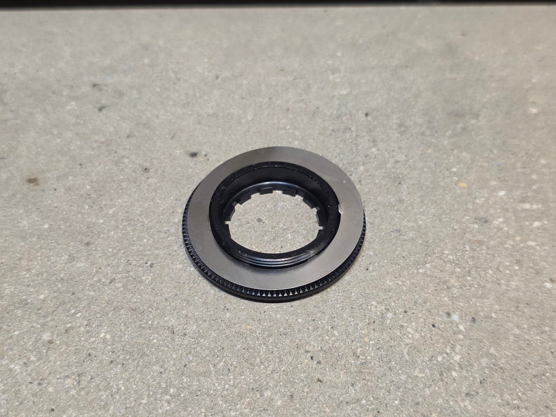 Bremsscheibe von Sram, BREMSSCHEIBE SRAM CENTERLINE XR ROUNDED CENTERLOCK / 160MM vor USEDBIKES - OB.DE Hintergrund