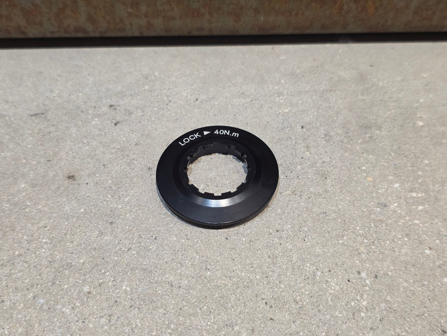 Bremsscheibe von Sram, BREMSSCHEIBE SRAM CENTERLINE XR ROUNDED CENTERLOCK / 160MM vor USEDBIKES - OB.DE Hintergrund