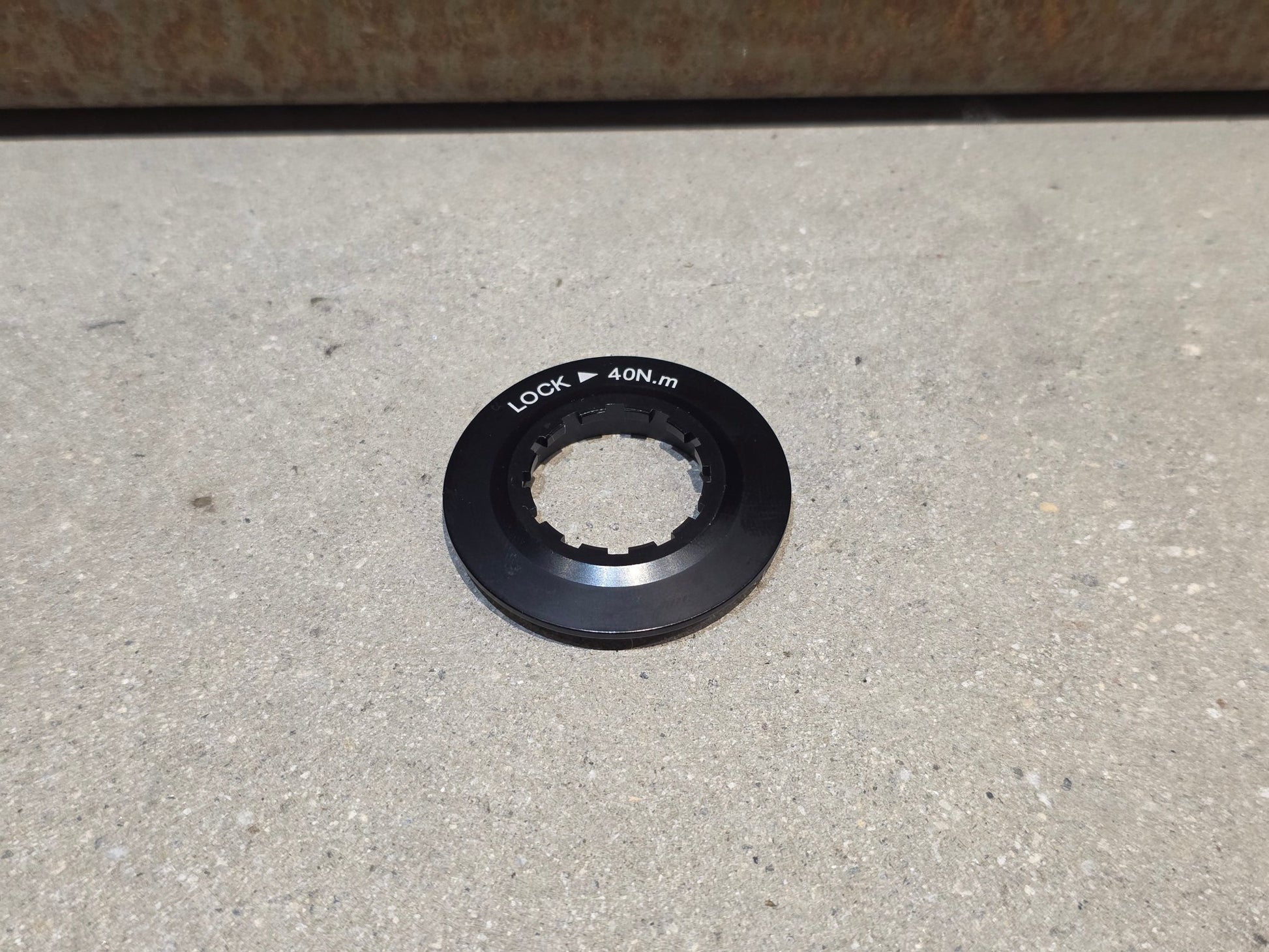Bremsscheibe von Sram, BREMSSCHEIBE SRAM CENTERLINE XR ROUNDED CENTERLOCK / 160MM vor USEDBIKES - OB.DE Hintergrund