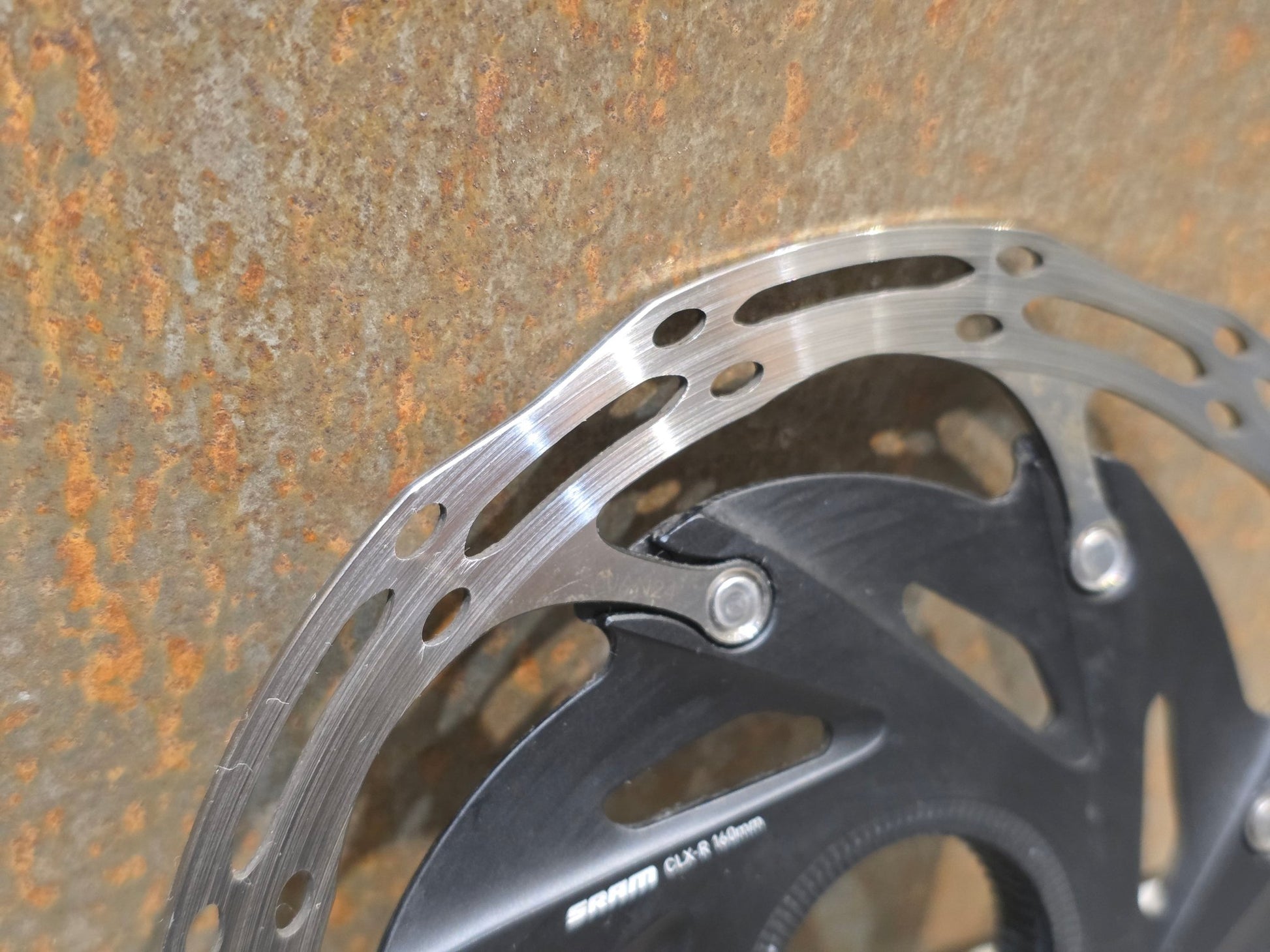 Bremsscheibe von Sram, BREMSSCHEIBE SRAM CENTERLINE XR ROUNDED CENTERLOCK / 160MM vor USEDBIKES - OB.DE Hintergrund