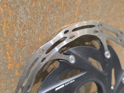 Bremsscheibe von Sram, BREMSSCHEIBE SRAM CENTERLINE XR ROUNDED CENTERLOCK / 160MM vor USEDBIKES - OB.DE Hintergrund