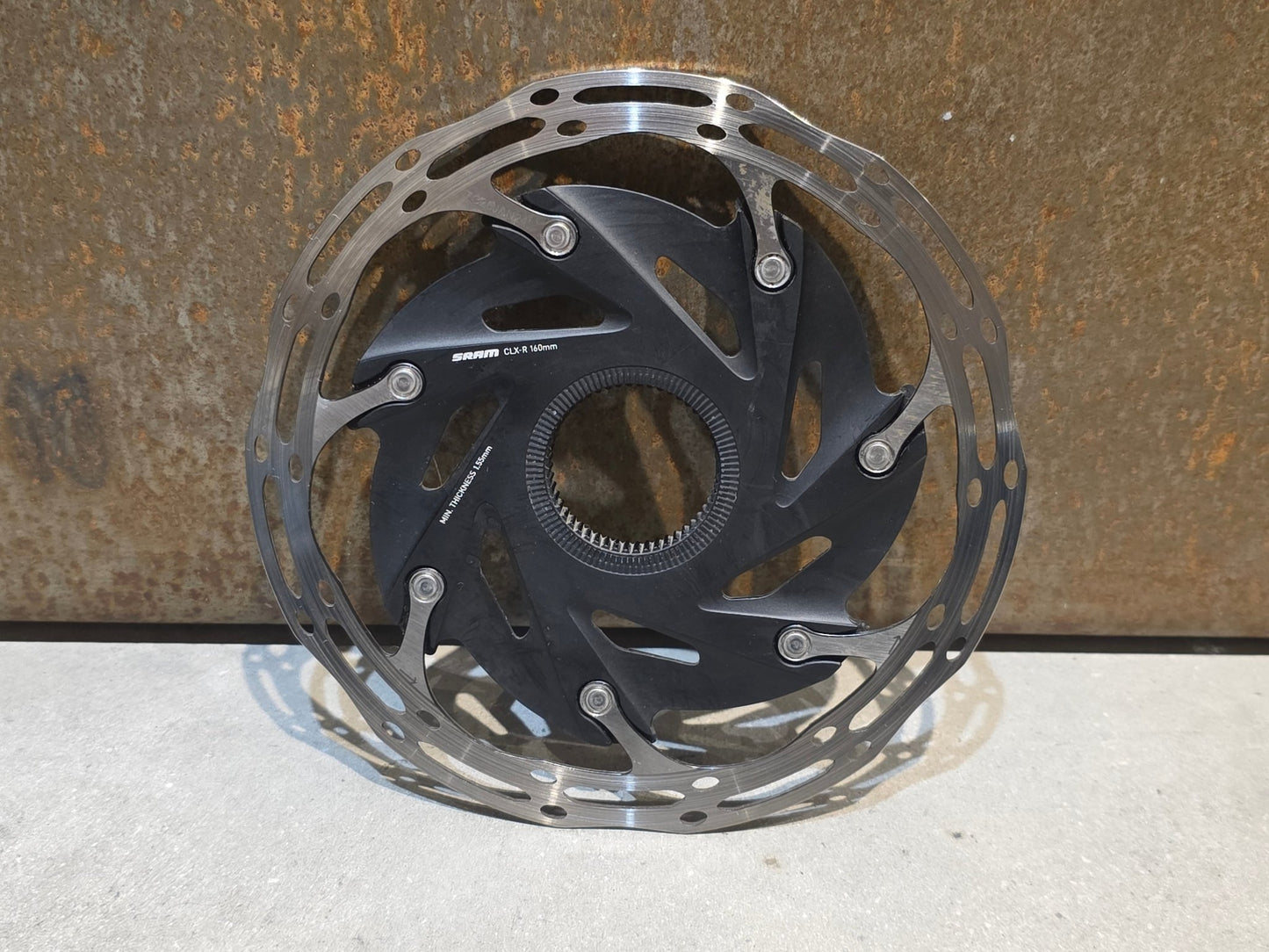 Bremsscheibe von Sram, BREMSSCHEIBE SRAM CENTERLINE XR ROUNDED CENTERLOCK / 160MM vor USEDBIKES - OB.DE Hintergrund
