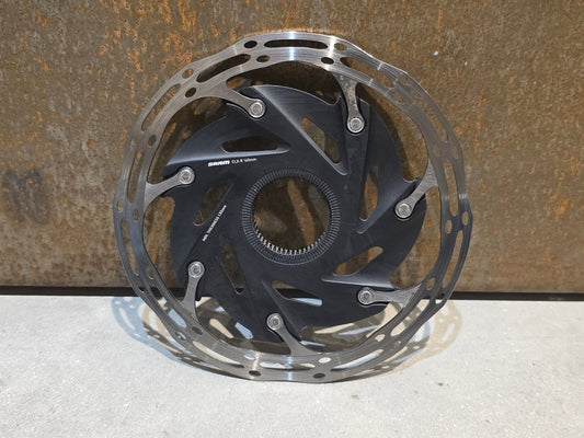 Bremsscheibe von Sram, BREMSSCHEIBE SRAM CENTERLINE XR ROUNDED CENTERLOCK / 160MM vor USEDBIKES - OB.DE Hintergrund