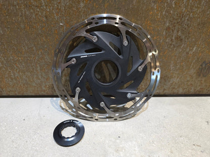 Bremsscheibe von Sram, BREMSSCHEIBE SRAM CENTERLINE XR ROUNDED CENTERLOCK / 160MM in variant_title vor USEDBIKES - OB.DE Hintergrund