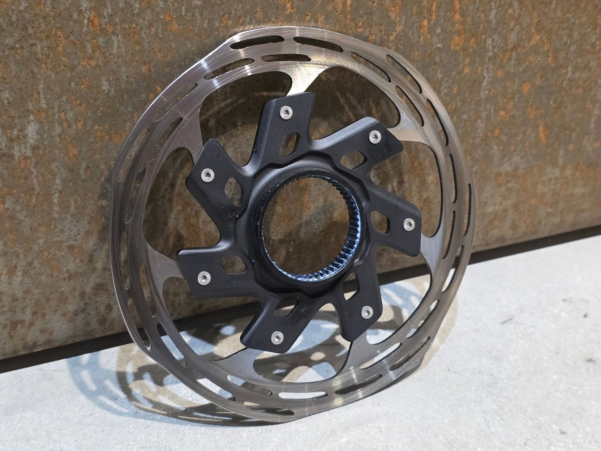 Bremsscheibe von Sram, BREMSSCHEIBE SRAM PACELINE X ROUNDED CENTERLOCK / 140MM vor USEDBIKES - OB.DE Hintergrund