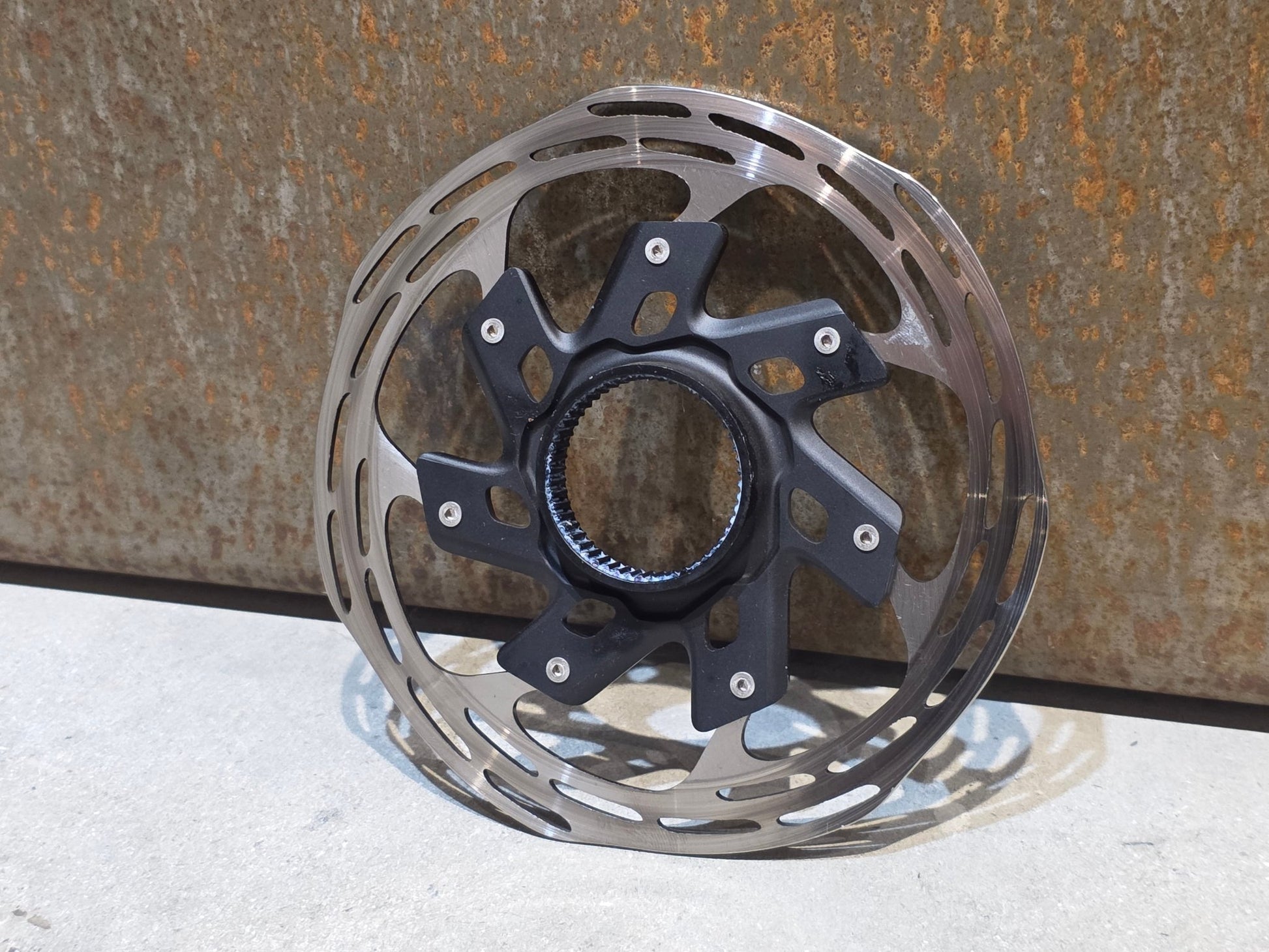 Bremsscheibe von Sram, BREMSSCHEIBE SRAM PACELINE X ROUNDED CENTERLOCK / 140MM vor USEDBIKES - OB.DE Hintergrund