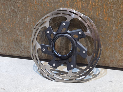 Bremsscheibe von Sram, BREMSSCHEIBE SRAM PACELINE X ROUNDED CENTERLOCK / 140MM vor USEDBIKES - OB.DE Hintergrund