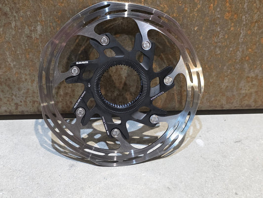 Bremsscheibe von Sram, BREMSSCHEIBE SRAM PACELINE X ROUNDED CENTERLOCK / 140MM vor USEDBIKES - OB.DE Hintergrund