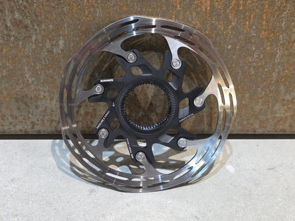 Bremsscheibe von Sram, BREMSSCHEIBE SRAM PACELINE X ROUNDED CENTERLOCK / 140MM vor USEDBIKES - OB.DE Hintergrund