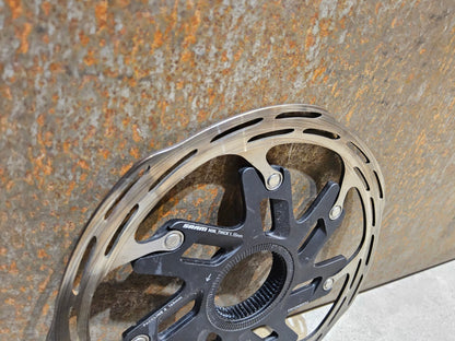 Bremsscheibe von Sram, BREMSSCHEIBE SRAM PACELINE X ROUNDED CENTERLOCK / 160MM vor USEDBIKES - OB.DE Hintergrund