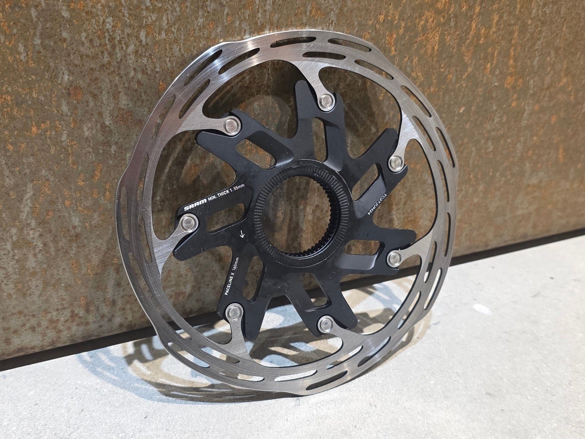 Bremsscheibe von Sram, BREMSSCHEIBE SRAM PACELINE X ROUNDED CENTERLOCK / 160MM vor USEDBIKES - OB.DE Hintergrund