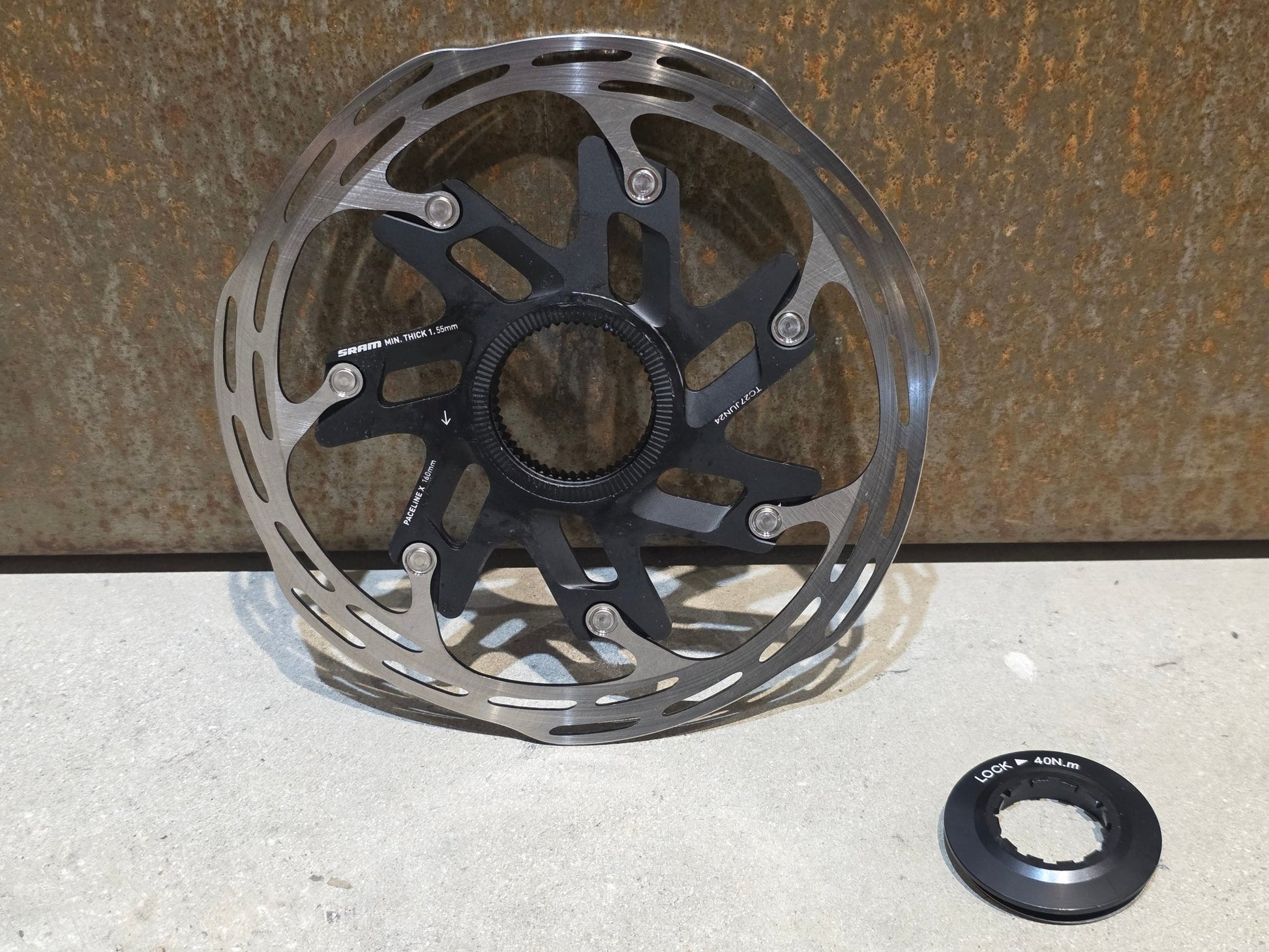 Bremsscheibe von Sram, BREMSSCHEIBE SRAM PACELINE X ROUNDED CENTERLOCK / 160MM vor USEDBIKES - OB.DE Hintergrund