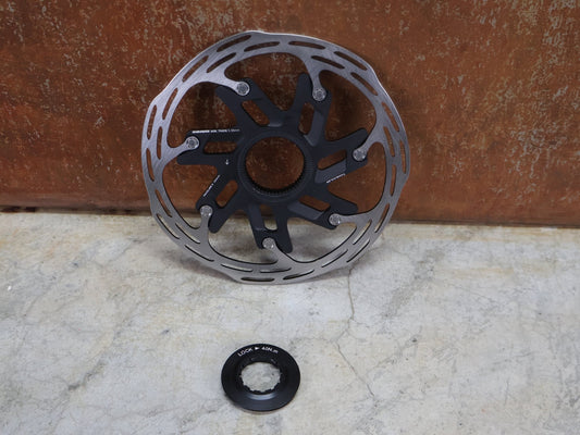 Bremsscheibe von Sram, BREMSSCHEIBE SRAM PACELINE X ROUNDED CENTERLOCK / 160MM vor USEDBIKES - OB.DE Hintergrund