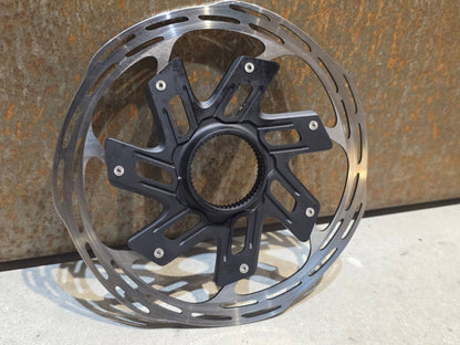 Bremsscheibe von Sram, BREMSSCHEIBE SRAM PACELINE X ROUNDED CENTERLOCK / 160MM vor USEDBIKES - OB.DE Hintergrund