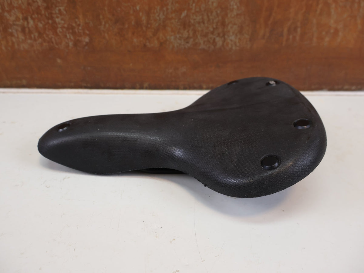 Sattel von Brooks, BROOKS CAMBIUM C67 ALL WEATHER SATTEL SCHWARZ NYLON 498G vor USEDBIKES-OB.DE Hintergrund