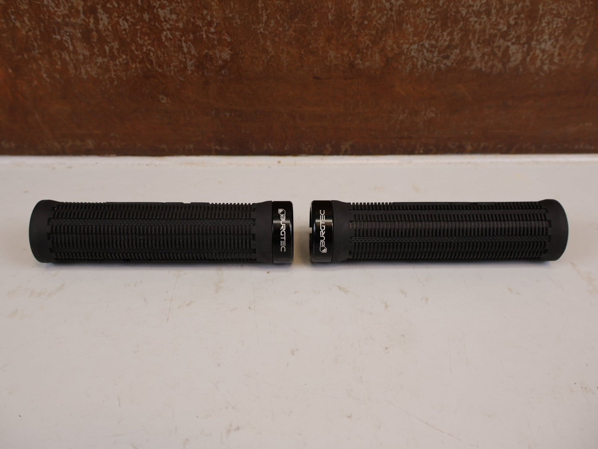 Griffe und Lenkerbänder von Burgtec, BURGTEC BARTENDER PRO GREG MINNAAR SIGNATURE GRIFFE 31.5MM vor USEDBIKES-OB.DE Hintergrund