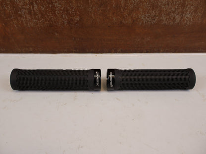 Griffe und Lenkerbänder von Burgtec, BURGTEC BARTENDER PRO GREG MINNAAR SIGNATURE GRIFFE 31.5MM vor USEDBIKES-OB.DE Hintergrund