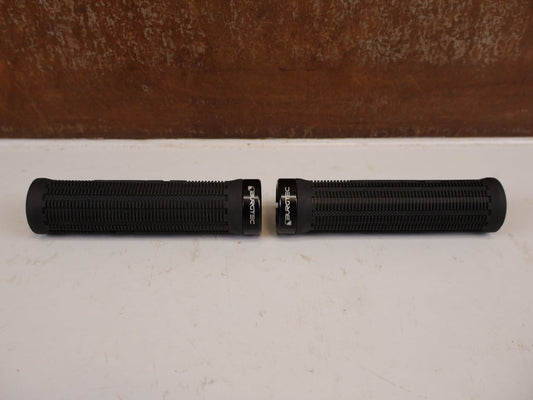 Griffe und Lenkerbänder von Burgtec, BURGTEC BARTENDER PRO GREG MINNAAR SIGNATURE GRIFFE 31.5MM vor USEDBIKES-OB.DE Hintergrund