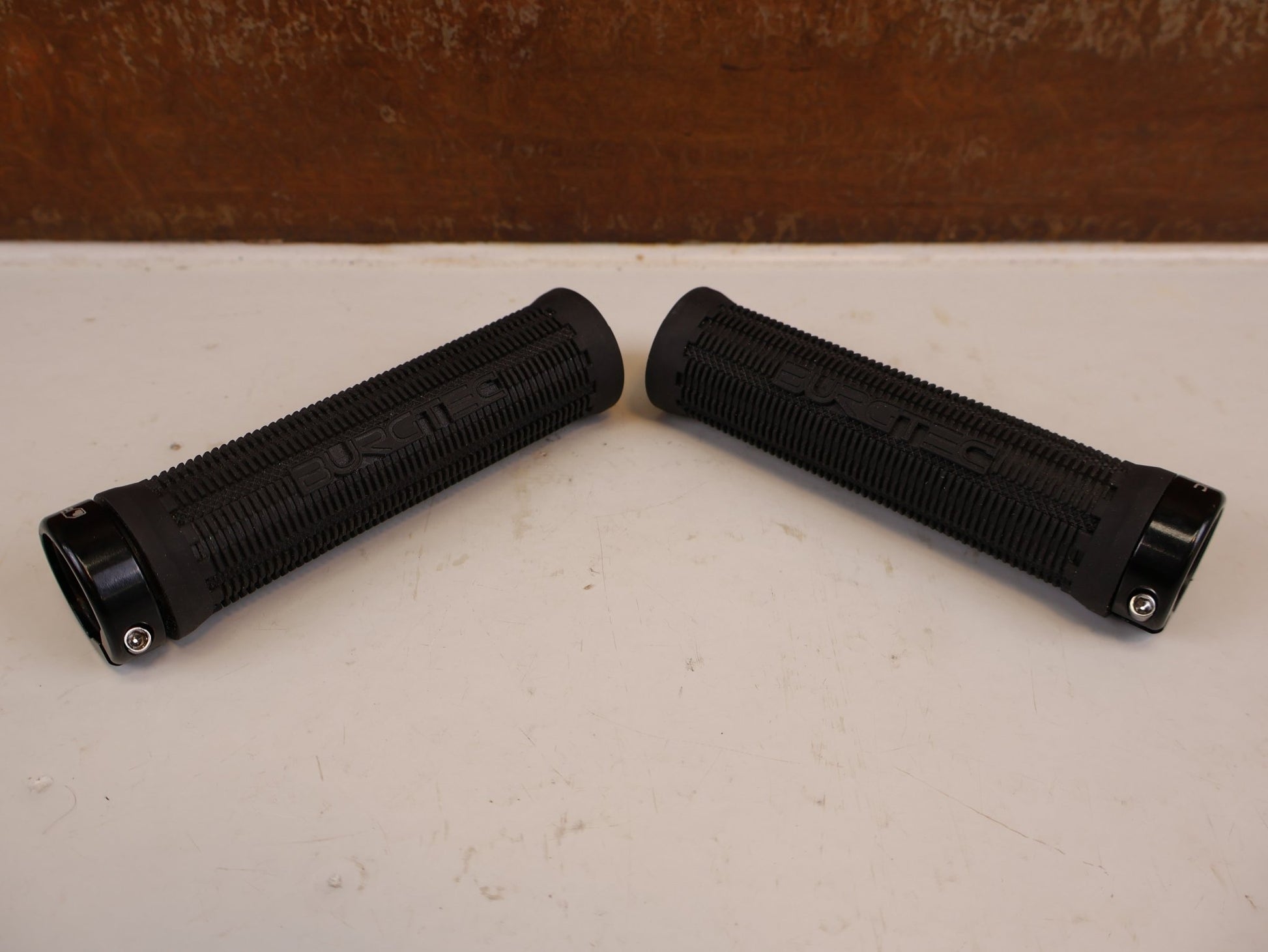 Griffe und Lenkerbänder von Burgtec, BURGTEC BARTENDER PRO GREG MINNAAR SIGNATURE GRIFFE 31.5MM vor USEDBIKES-OB.DE Hintergrund