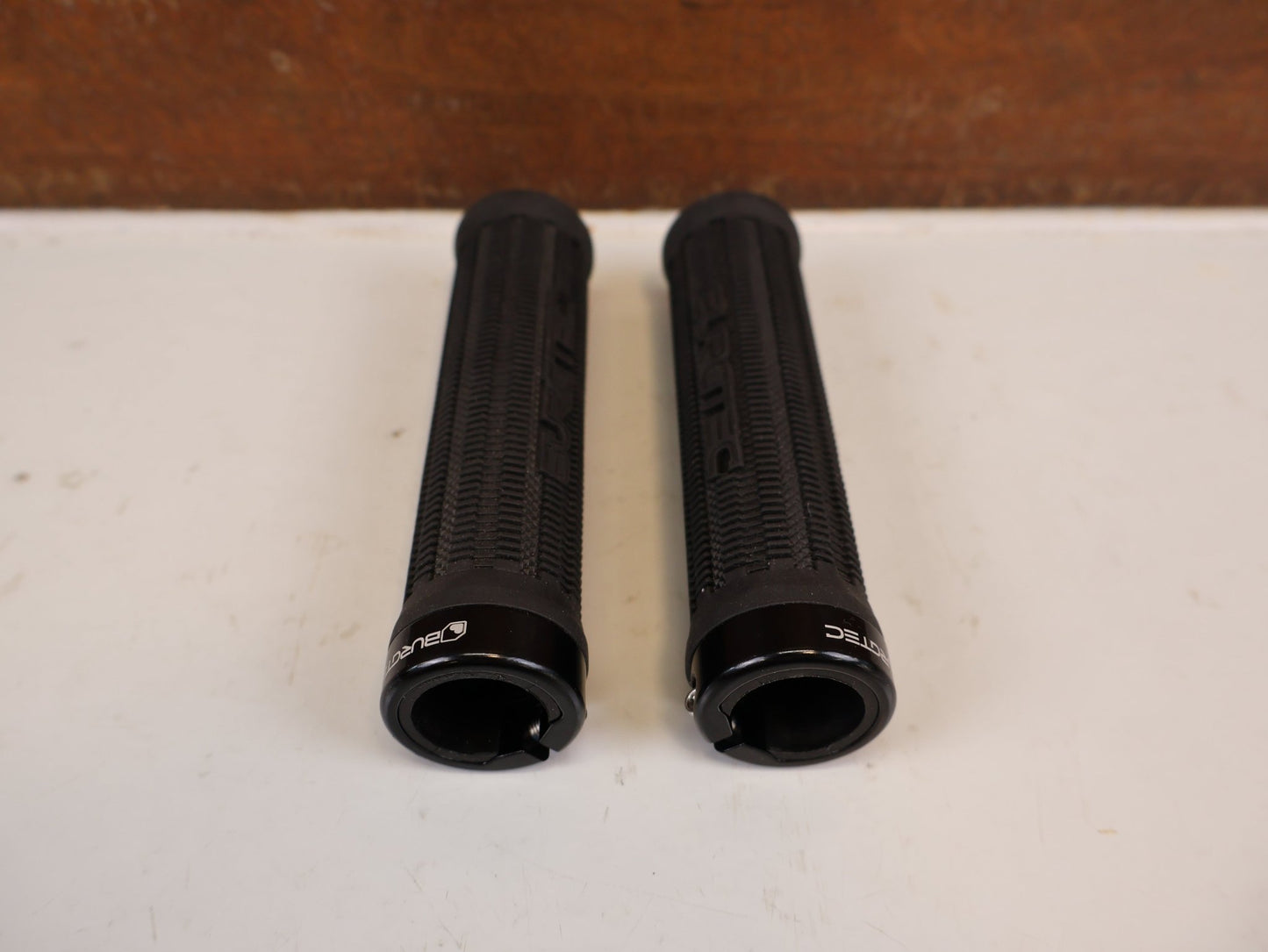Griffe und Lenkerbänder von Burgtec, BURGTEC BARTENDER PRO GREG MINNAAR SIGNATURE GRIFFE 31.5MM vor USEDBIKES-OB.DE Hintergrund