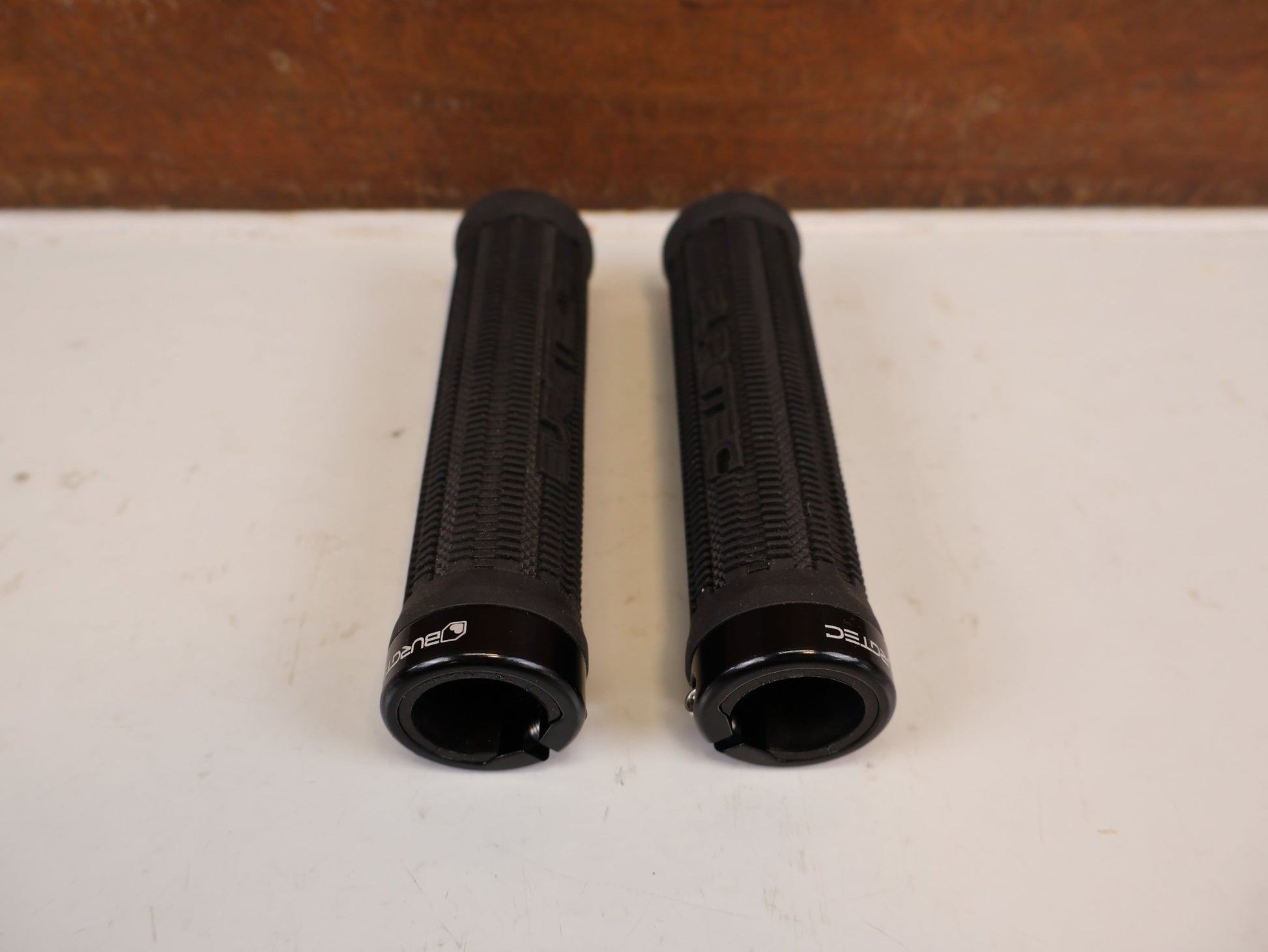 Griffe und Lenkerbänder von Burgtec, BURGTEC BARTENDER PRO GREG MINNAAR SIGNATURE GRIFFE 31.5MM vor USEDBIKES-OB.DE Hintergrund