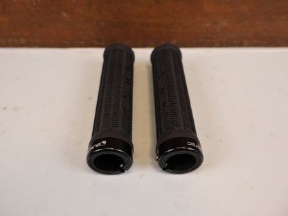 Griffe und Lenkerbänder von Burgtec, BURGTEC BARTENDER PRO GREG MINNAAR SIGNATURE GRIFFE 31.5MM vor USEDBIKES-OB.DE Hintergrund