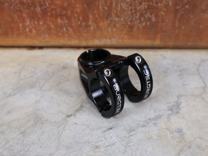 Vorbau von Burgtec, BURGTEC ENDURO MK3 35 VORBAU – 42,5 MM – 0° – 35,0 MM vor USEDBIKES - OB.DE Hintergrund