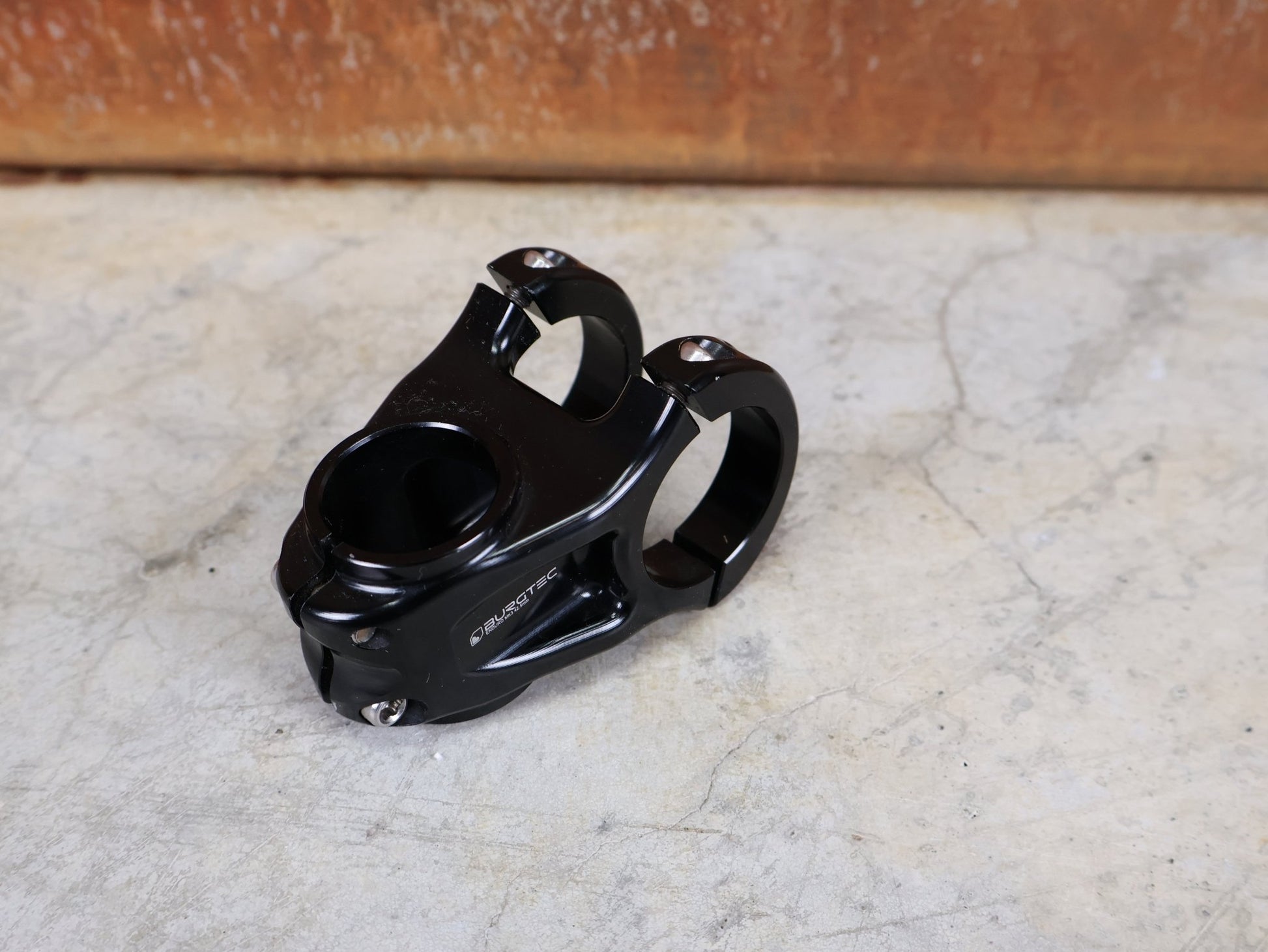 Vorbau von Burgtec, BURGTEC ENDURO MK3 35 VORBAU – 42,5 MM – 0° – 35,0 MM vor USEDBIKES - OB.DE Hintergrund