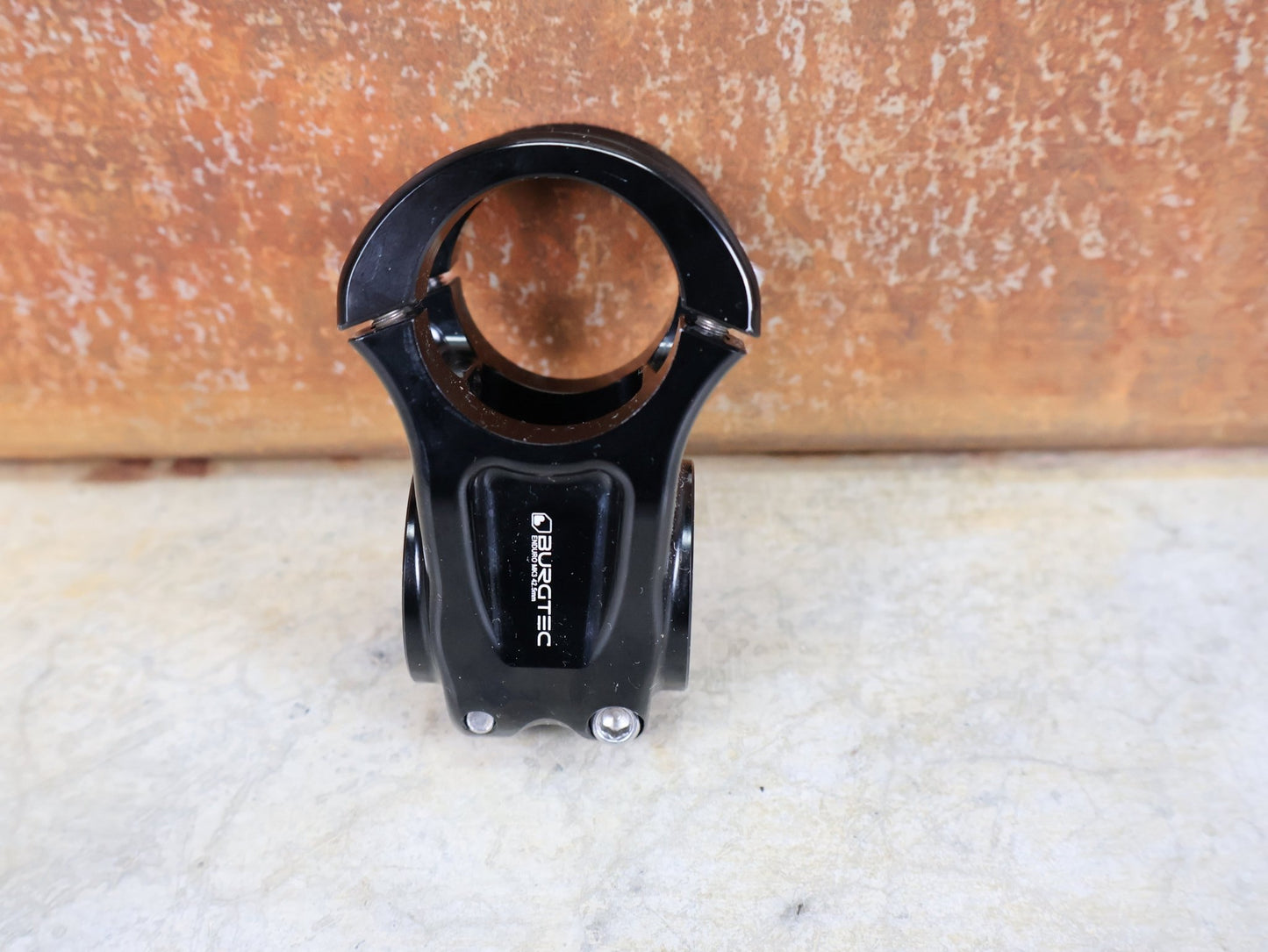 Vorbau von Burgtec, BURGTEC ENDURO MK3 35 VORBAU – 42,5 MM – 0° – 35,0 MM vor USEDBIKES - OB.DE Hintergrund