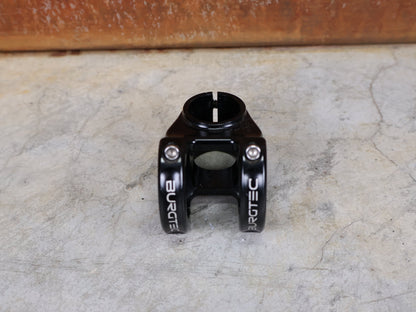 Vorbau von Burgtec, BURGTEC ENDURO MK3 35 VORBAU – 42,5 MM – 0° – 35,0 MM vor USEDBIKES - OB.DE Hintergrund