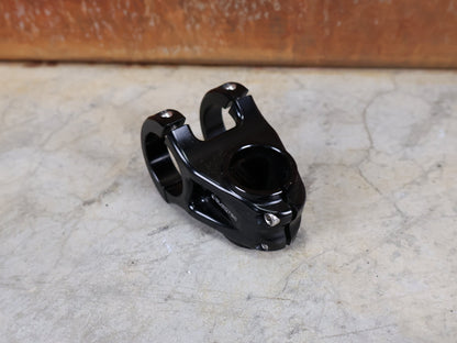 Vorbau von Burgtec, BURGTEC ENDURO MK3 35 VORBAU – 42,5 MM – 0° – 35,0 MM vor USEDBIKES - OB.DE Hintergrund