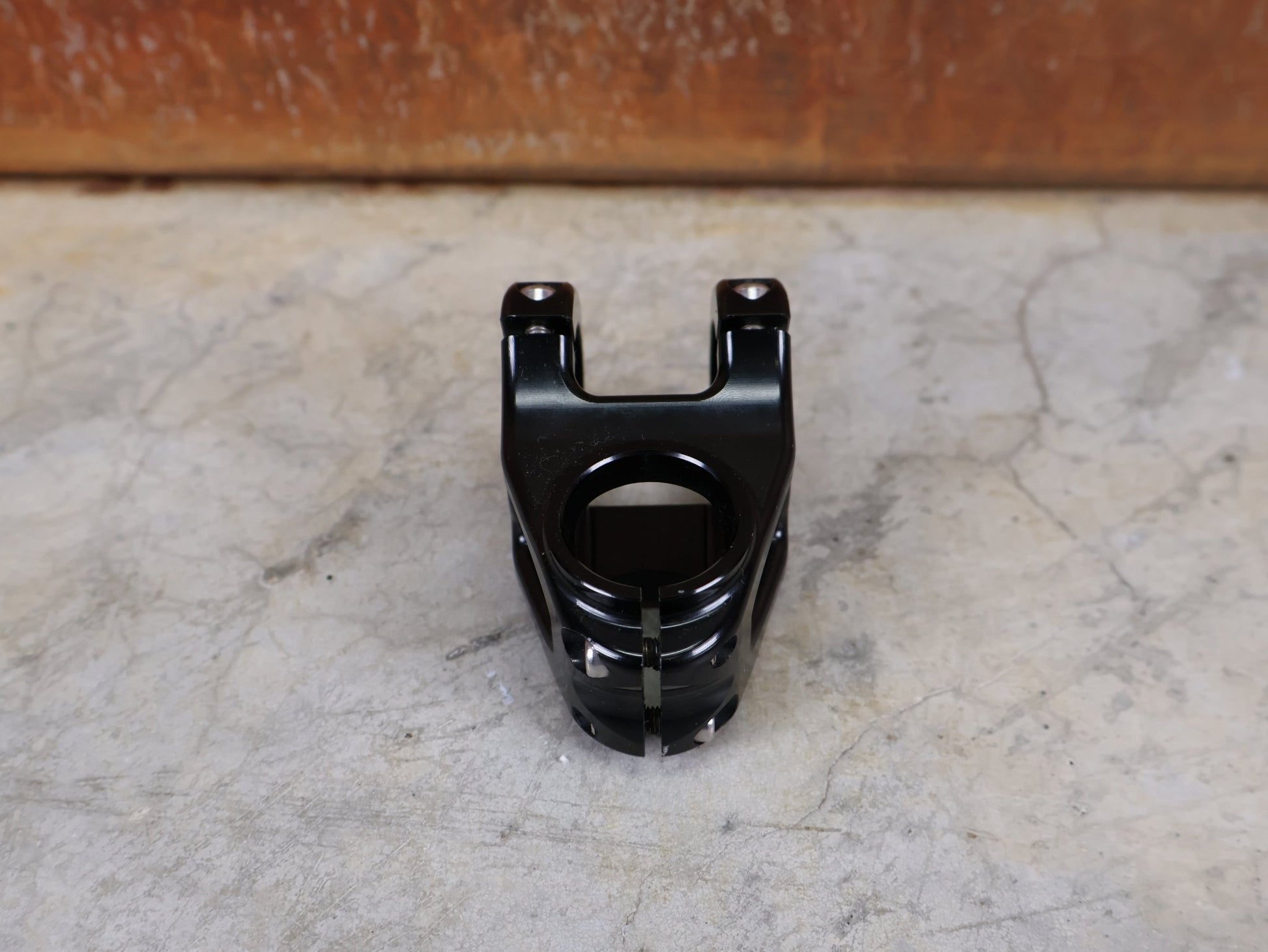 Vorbau von Burgtec, BURGTEC ENDURO MK3 35 VORBAU – 42,5 MM – 0° – 35,0 MM vor USEDBIKES - OB.DE Hintergrund