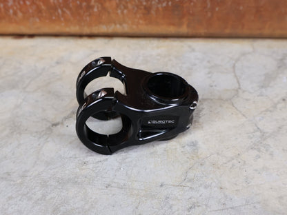 Vorbau von Burgtec, BURGTEC ENDURO MK3 35 VORBAU – 42,5 MM – 0° – 35,0 MM vor USEDBIKES - OB.DE Hintergrund