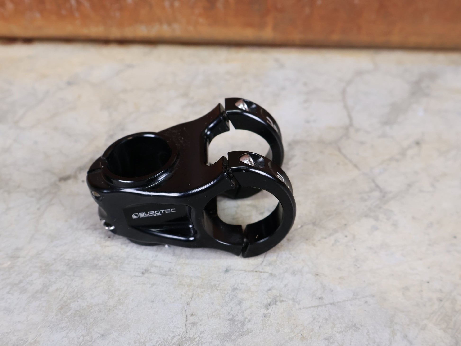 Vorbau von Burgtec, BURGTEC ENDURO MK3 35 VORBAU – 42,5 MM – 0° – 35,0 MM vor USEDBIKES - OB.DE Hintergrund