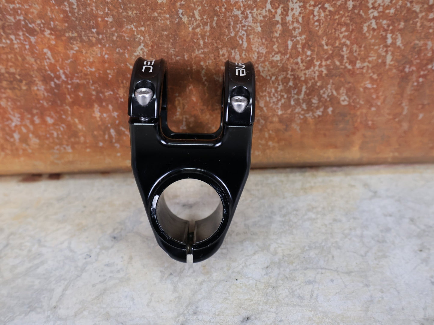 Vorbau von Burgtec, BURGTEC ENDURO MK3 35 VORBAU – 42,5 MM – 0° – 35,0 MM vor USEDBIKES - OB.DE Hintergrund