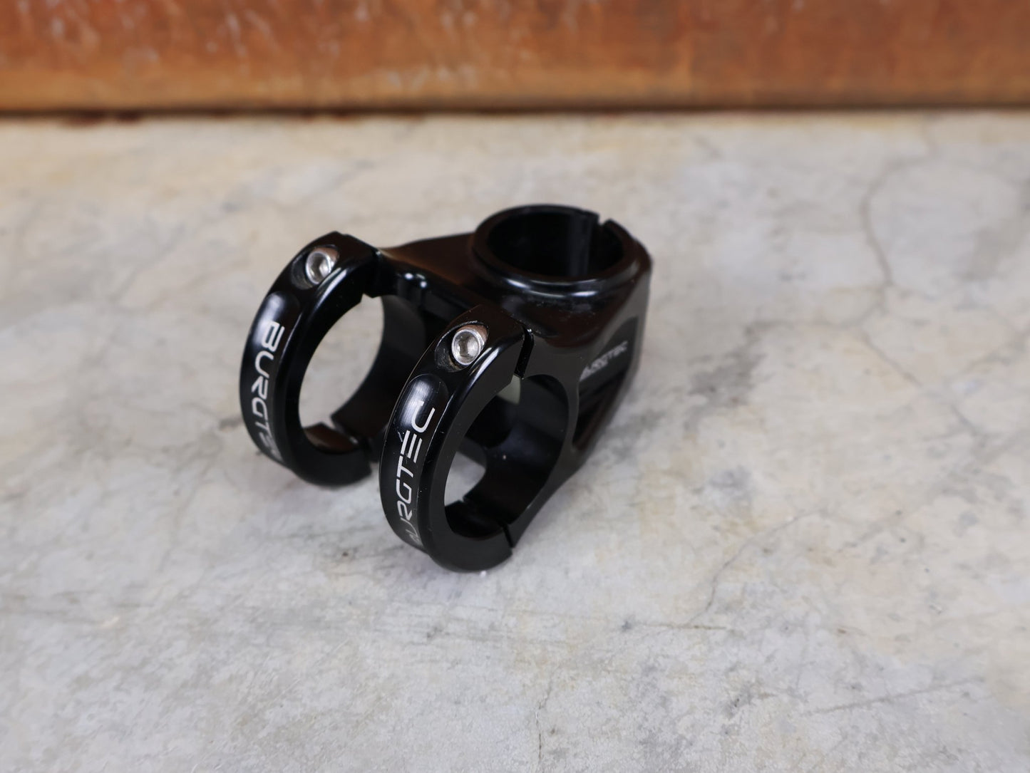 Vorbau von Burgtec, BURGTEC ENDURO MK3 35 VORBAU – 42,5 MM – 0° – 35,0 MM vor USEDBIKES - OB.DE Hintergrund