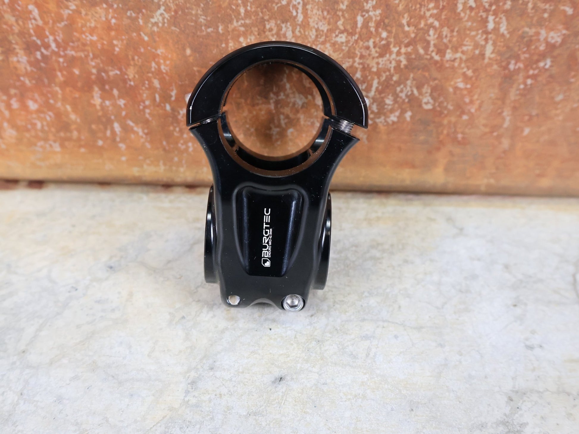 Vorbau von Burgtec, BURGTEC ENDURO MK3 35 VORBAU – 42,5 MM – 0° – 35,0 MM vor USEDBIKES - OB.DE Hintergrund