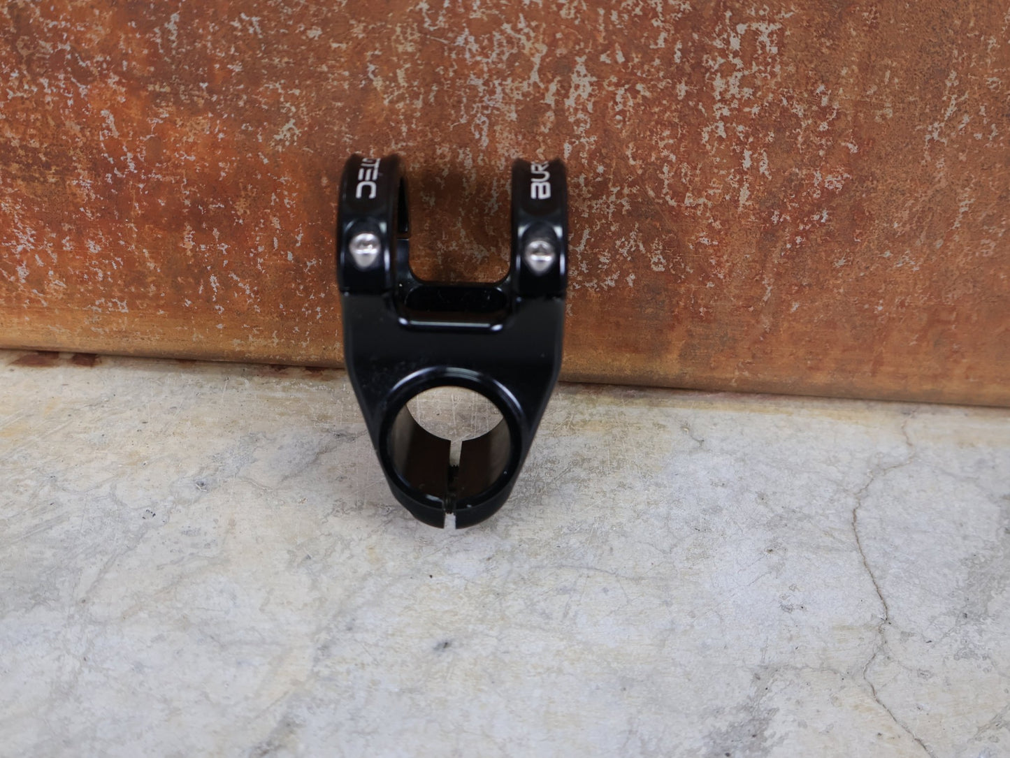 Vorbau von Burgtec, BURGTEC ENDURO MK3 35 VORBAU – 42,5 MM – 0° – 35,0 MM vor USEDBIKES - OB.DE Hintergrund