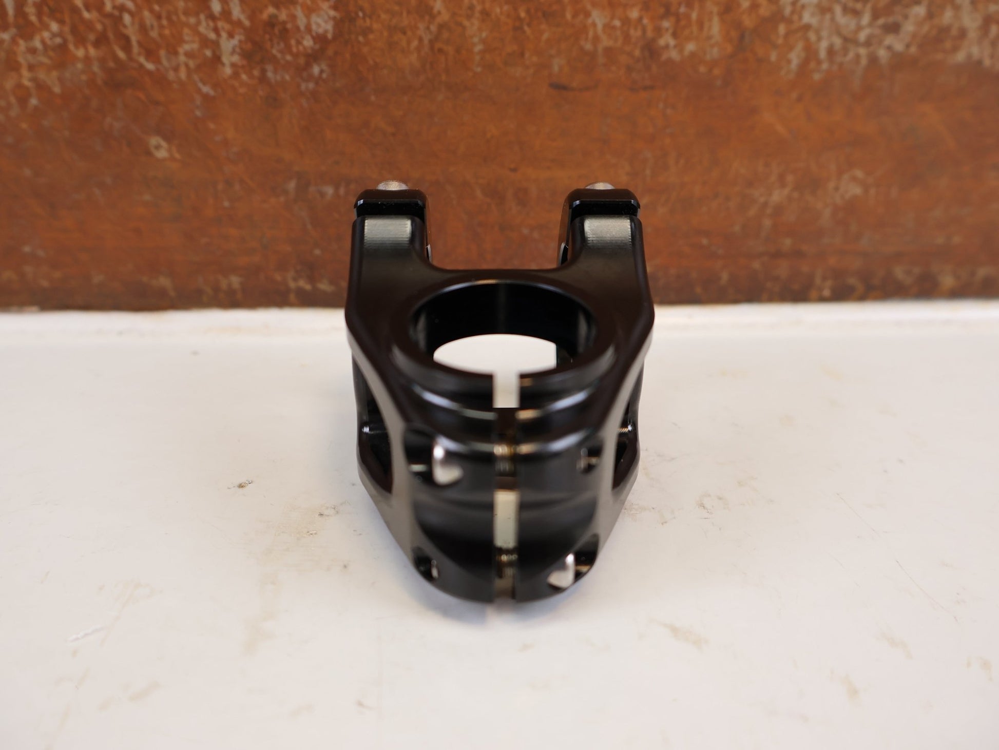 Vorbau von Burgtec, BURGTEC ENDURO MK3 VORBAU 31.8 MM 35 MM SCHWARZ vor USEDBIKES-OB.DE Hintergrund
