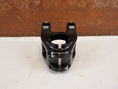Vorbau von Burgtec, BURGTEC ENDURO MK3 VORBAU 31.8 MM 35 MM SCHWARZ vor USEDBIKES-OB.DE Hintergrund
