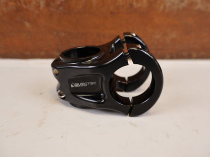 Vorbau von Burgtec, BURGTEC ENDURO MK3 VORBAU 31.8 MM 35 MM SCHWARZ vor USEDBIKES-OB.DE Hintergrund