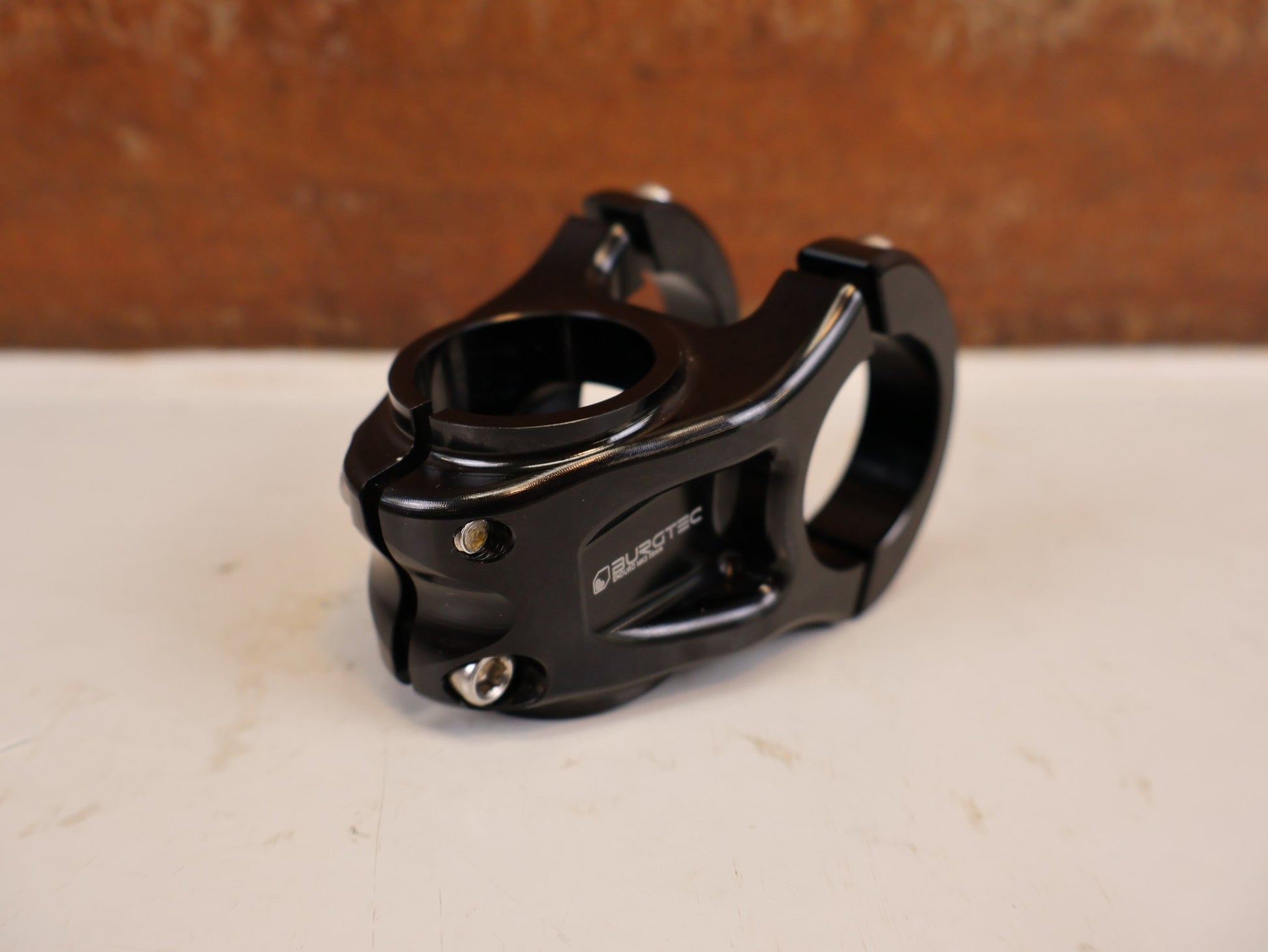 Vorbau von Burgtec, BURGTEC ENDURO MK3 VORBAU 31.8 MM 35 MM SCHWARZ vor USEDBIKES-OB.DE Hintergrund