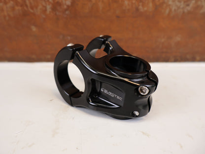 Vorbau von Burgtec, BURGTEC ENDURO MK3 VORBAU 31.8 MM 35 MM SCHWARZ vor USEDBIKES-OB.DE Hintergrund